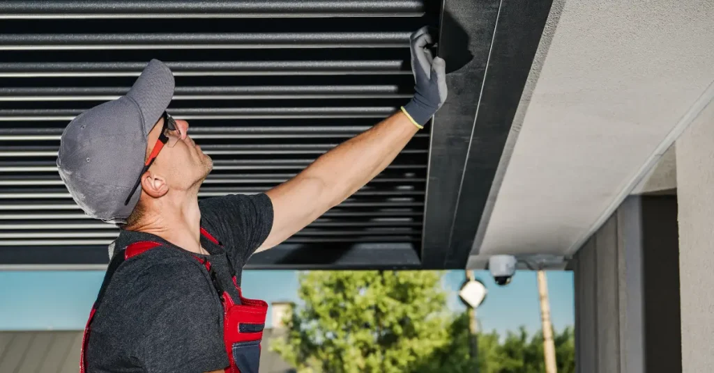Bygglov för pergola - måste stå minst 4,5 m från tomtgränsen och vara max 3 m hög.